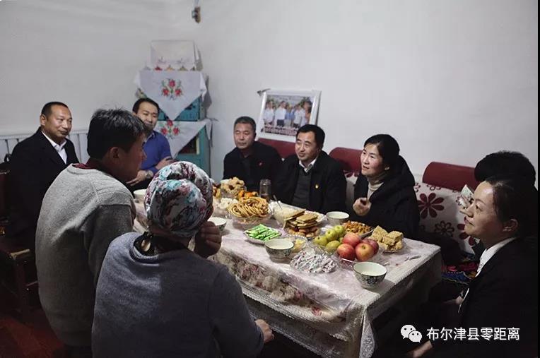 冬日暖阳透轻雾,百里回“家”见亲人。12月18日,地委副书记、教育工委书记、宣传部部长窦朝晖自带行李和生活用品来到布尔津县也格孜托别乡克孜勒加尔村结对亲戚布冷别克·布哈尔拜家中,与亲戚同吃同住同劳动同学习,把党的十九大精神送到亲戚家中,把民族团结的情谊融入亲戚心里,一家人其乐融融。