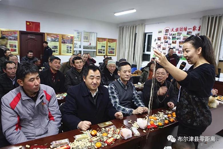 地委副书记、教育工委书记、宣传部部长窦朝晖和亲戚同吃同住同劳动同学习