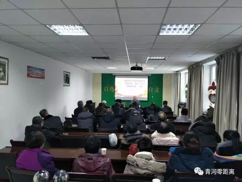 12月25日下午,阿勒泰地区老干部宣讲团赴青河县开展“党的十九大精神进万家”宣讲活动。由地区人大工委原副主任萨哈提别克·哈拉木别克担任宣讲团团长、吉木乃县政协原党组书记张作臣、布尔津县人大原副主任白斯汗·塔吾海、阿勒泰市政协原专职常委马立明等同志担任宣讲团成员、宣讲活动在主会场青河县委老干局部局、分会场在青河镇友好南路社区、青河镇文化南路社区、青河县阿热勒乡布河坝村四个会场同时为各族干部群众对党的十九大精神进行会面、准确、详实的宣讲。参加聆听宣讲的干部群众达260余人。