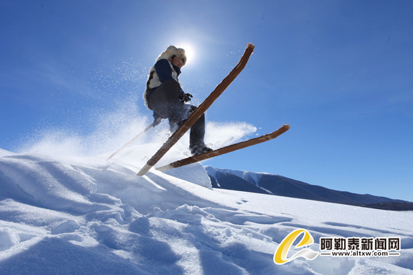 来阿勒泰踏上毛皮滑雪板 体验古老滑雪乐趣