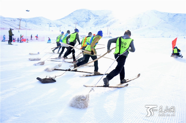 阿勒泰古老毛皮滑雪比赛激情上演